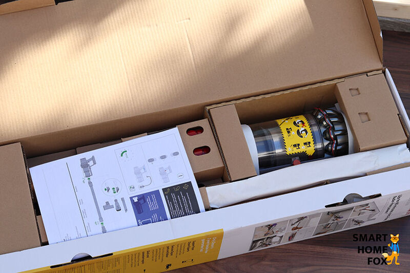 Packaging of the Dyson v10 without plastic